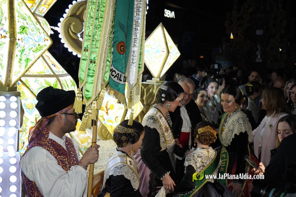 Castell? s'il?lumina amb l'Encesa de les Gaiates en una nit de llum i color