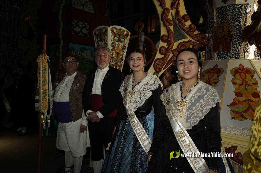 Castell? s'il?lumina amb l'Encesa de les Gaiates en una nit de llum i color