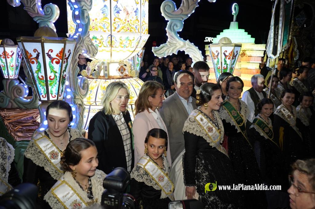 Castell? s'il?lumina amb l'Encesa de les Gaiates en una nit de llum i color