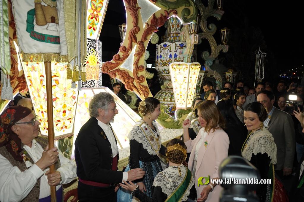 Castell? s'il?lumina amb l'Encesa de les Gaiates en una nit de llum i color