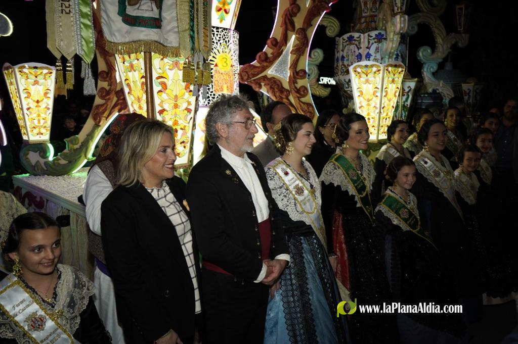 Castell? s'il?lumina amb l'Encesa de les Gaiates en una nit de llum i color