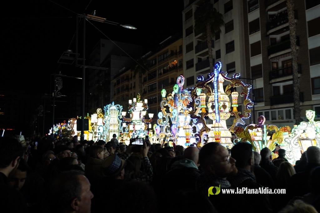 Castell? s'il?lumina amb l'Encesa de les Gaiates en una nit de llum i color