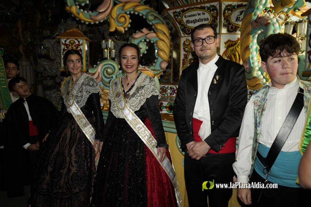 Castell? s'il?lumina amb l'Encesa de les Gaiates en una nit de llum i color