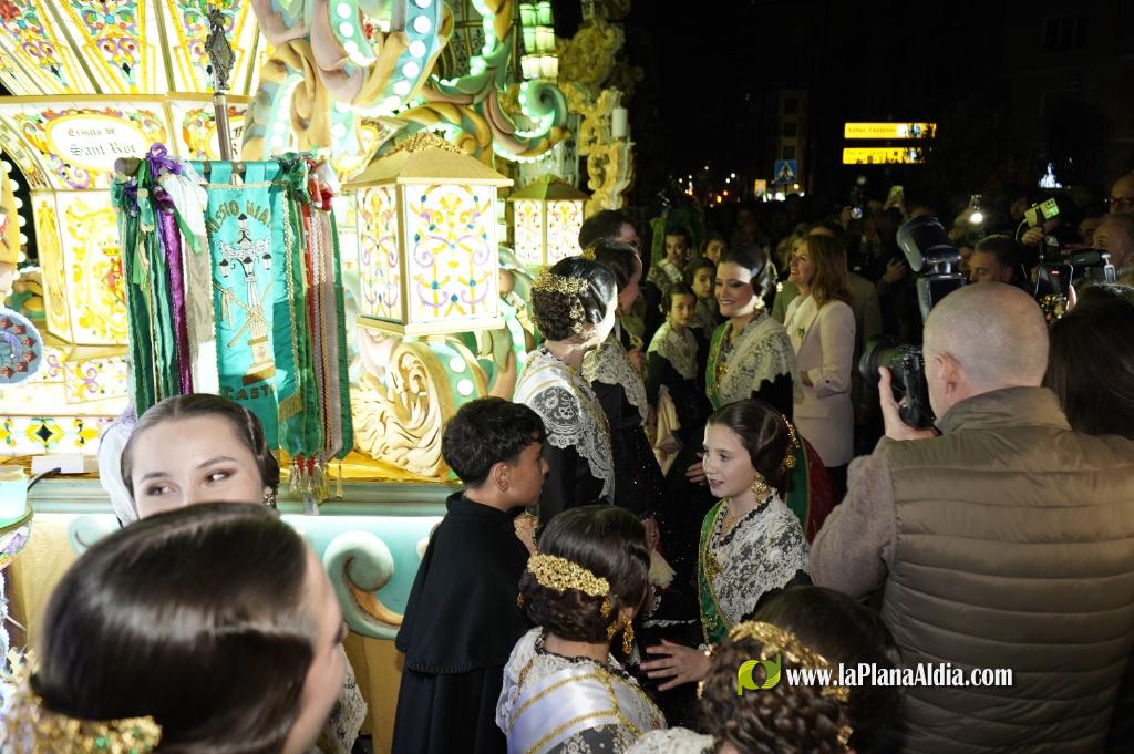 Castell? s'il?lumina amb l'Encesa de les Gaiates en una nit de llum i color