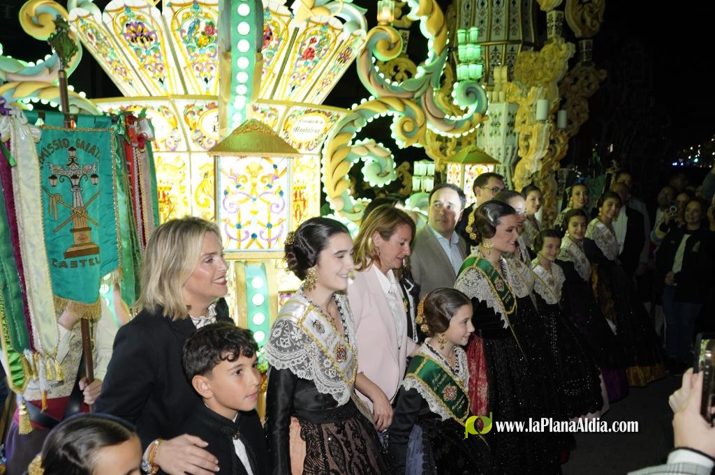 Castell? s'il?lumina amb l'Encesa de les Gaiates en una nit de llum i color
