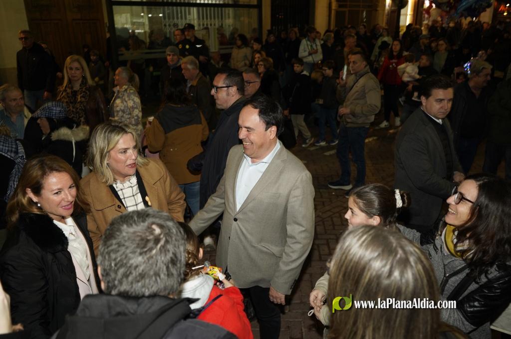 Castell? s'il?lumina amb l'Encesa de les Gaiates en una nit de llum i color