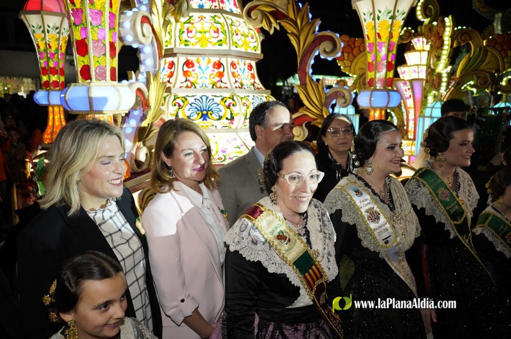 Castell? s'il?lumina amb l'Encesa de les Gaiates en una nit de llum i color