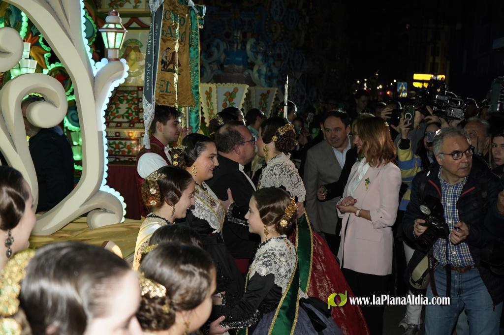 Castell? s'il?lumina amb l'Encesa de les Gaiates en una nit de llum i color