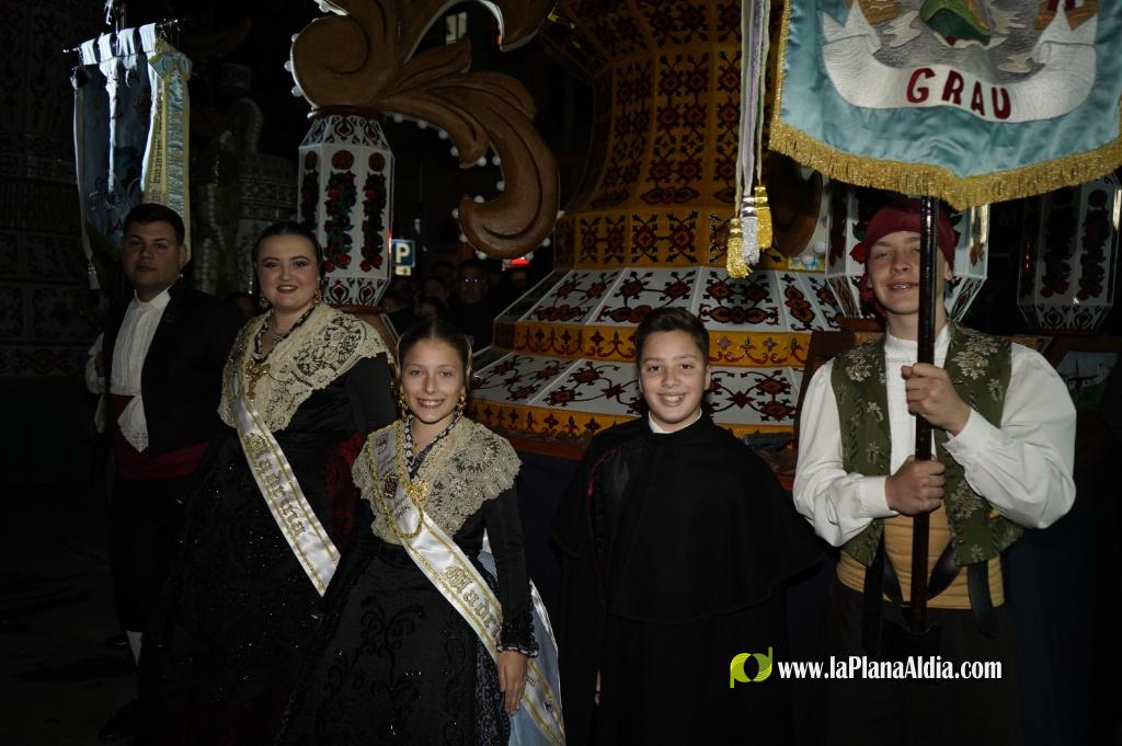 Castell? s'il?lumina amb l'Encesa de les Gaiates en una nit de llum i color