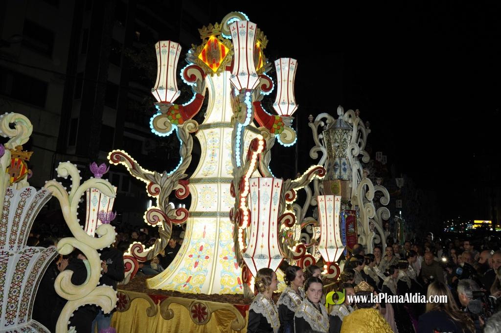 Castell? s'il?lumina amb l'Encesa de les Gaiates en una nit de llum i color
