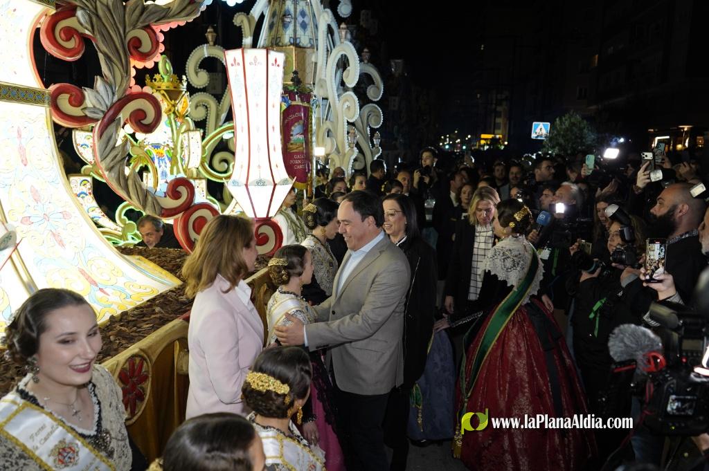 Castell? s'il?lumina amb l'Encesa de les Gaiates en una nit de llum i color
