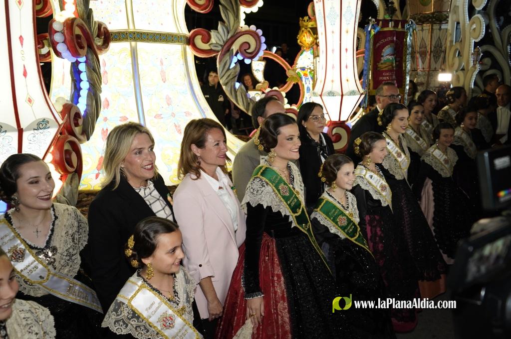 Castell? s'il?lumina amb l'Encesa de les Gaiates en una nit de llum i color