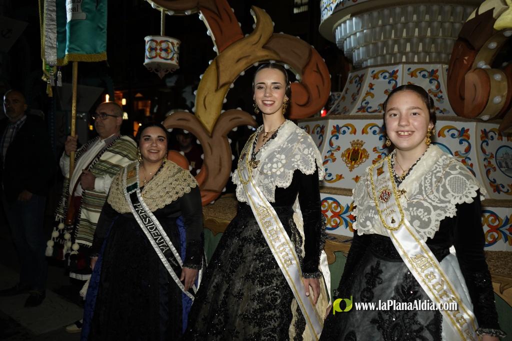 Castell? s'il?lumina amb l'Encesa de les Gaiates en una nit de llum i color