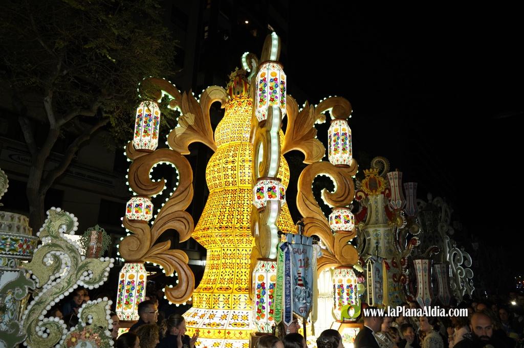 Castell? s'il?lumina amb l'Encesa de les Gaiates en una nit de llum i color