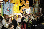 Castell? s'il?lumina amb l'Encesa de les Gaiates en una nit de llum i color