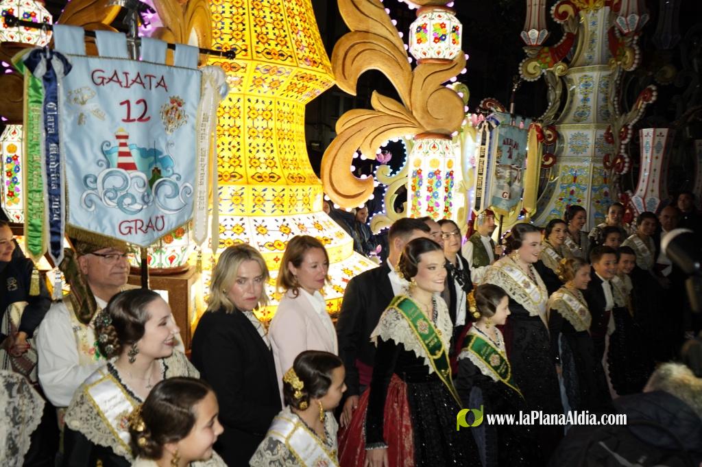 Castell? s'il?lumina amb l'Encesa de les Gaiates en una nit de llum i color