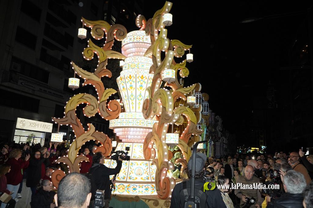 Castell? s'il?lumina amb l'Encesa de les Gaiates en una nit de llum i color