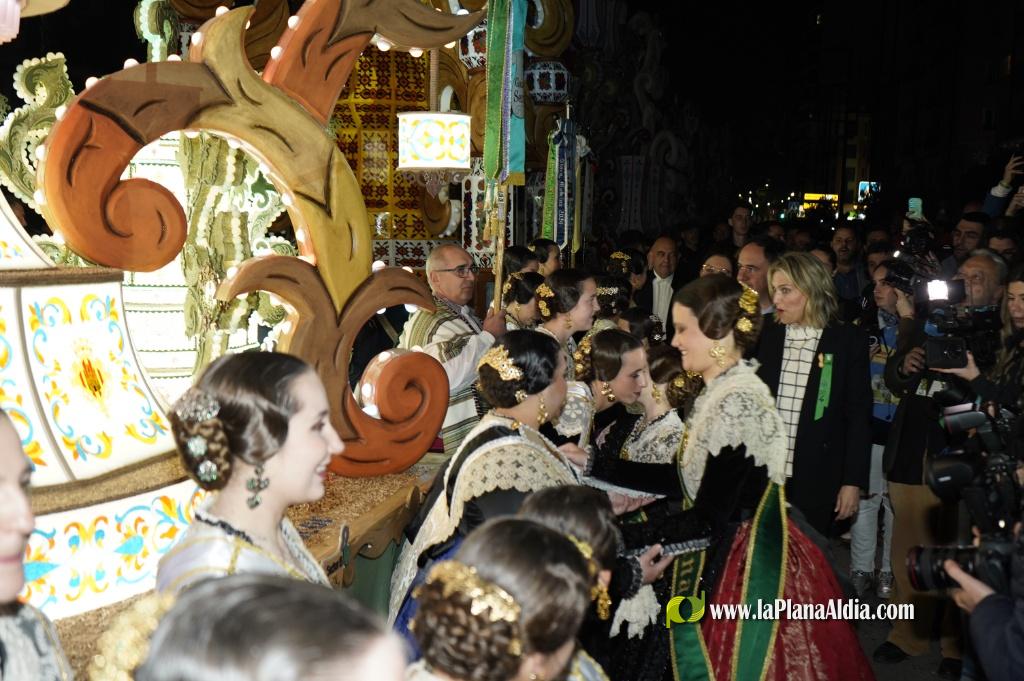Castell? s'il?lumina amb l'Encesa de les Gaiates en una nit de llum i color