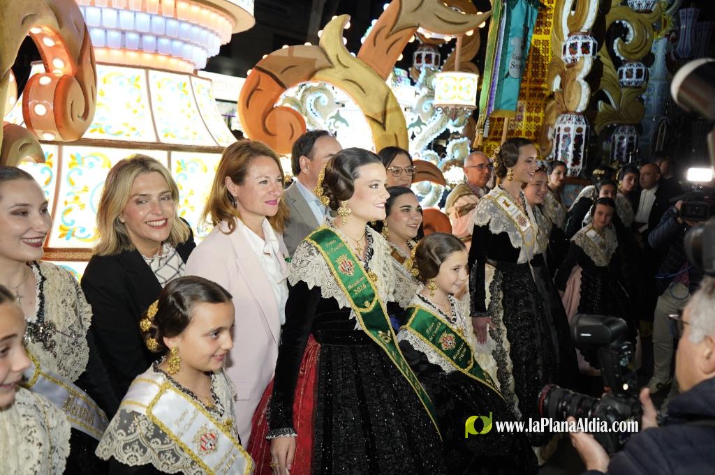Castell? s'il?lumina amb l'Encesa de les Gaiates en una nit de llum i color