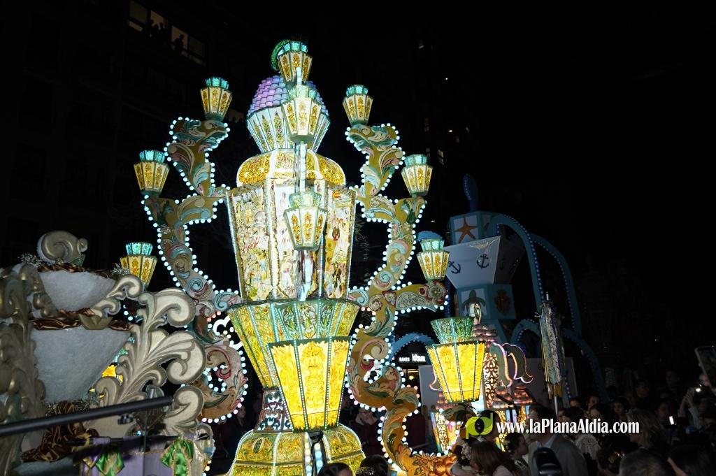 Castell? s'il?lumina amb l'Encesa de les Gaiates en una nit de llum i color