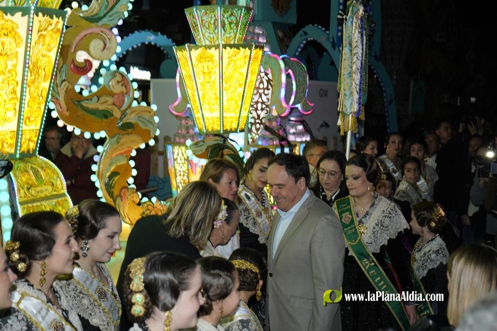 Castell? s'il?lumina amb l'Encesa de les Gaiates en una nit de llum i color