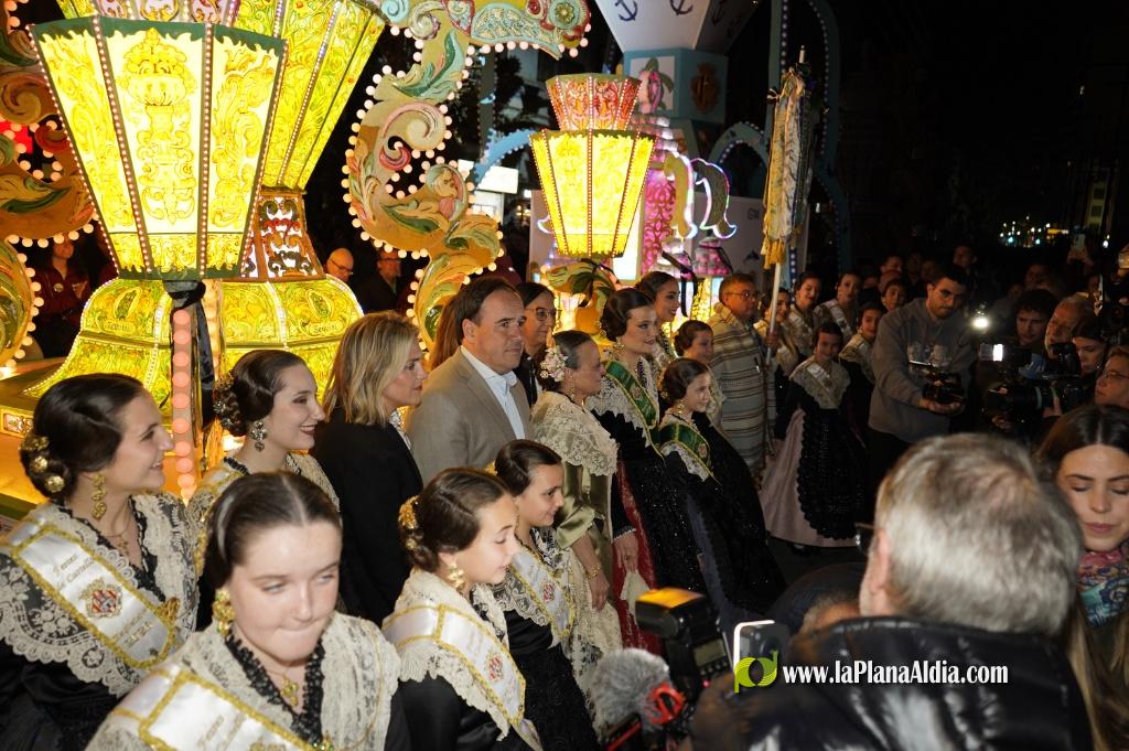 Castell? s'il?lumina amb l'Encesa de les Gaiates en una nit de llum i color