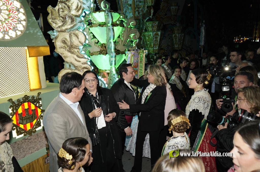 Castell? s'il?lumina amb l'Encesa de les Gaiates en una nit de llum i color
