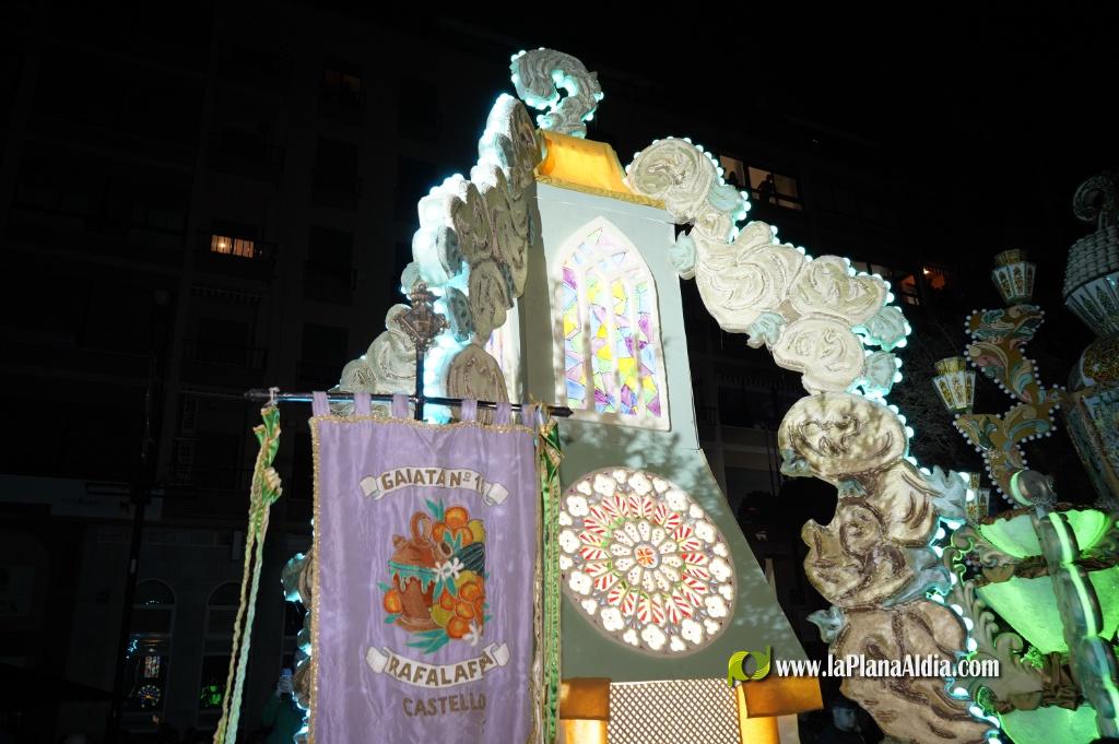 Castell? s'il?lumina amb l'Encesa de les Gaiates en una nit de llum i color