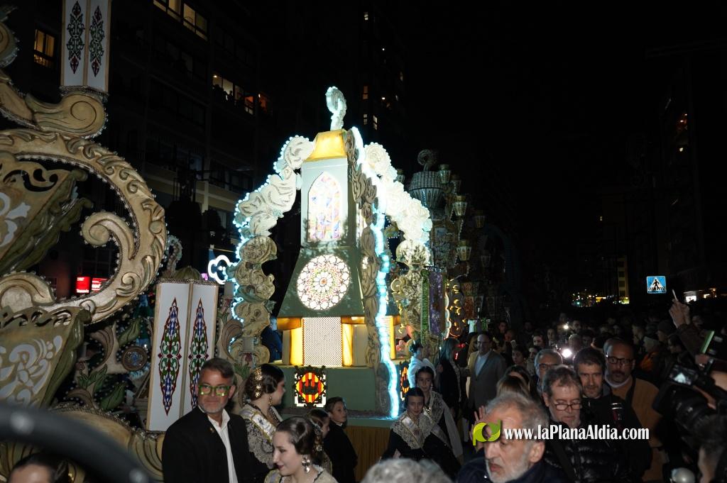 Castell? s'il?lumina amb l'Encesa de les Gaiates en una nit de llum i color