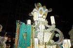 Castell? s'il?lumina amb l'Encesa de les Gaiates en una nit de llum i color