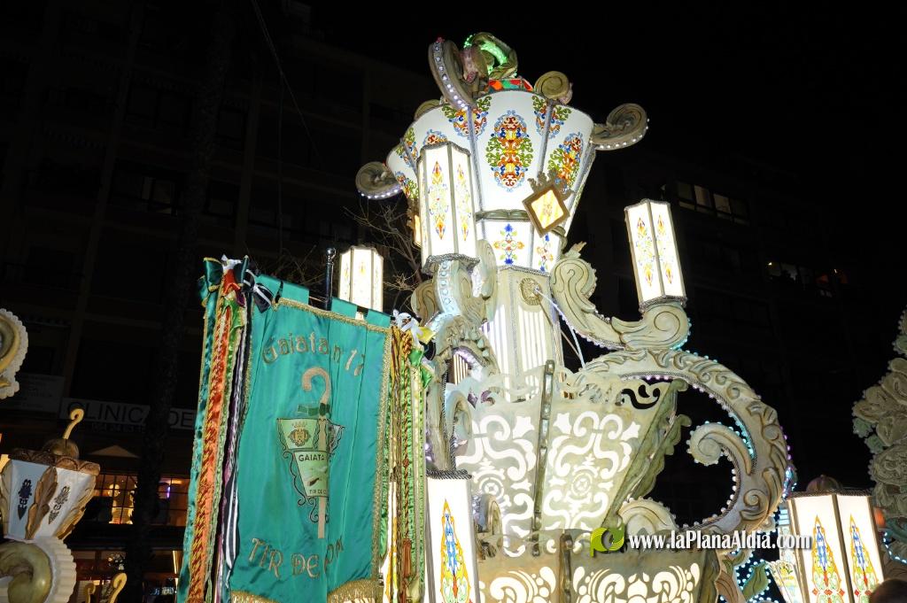 Castell? s'il?lumina amb l'Encesa de les Gaiates en una nit de llum i color
