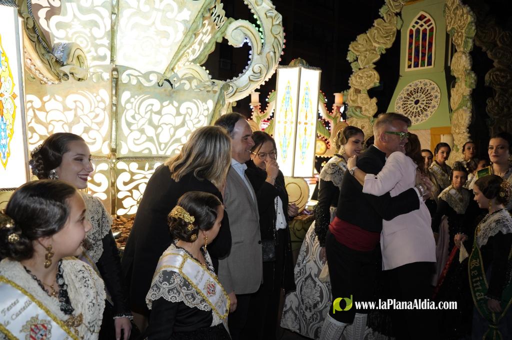 Castell? s'il?lumina amb l'Encesa de les Gaiates en una nit de llum i color