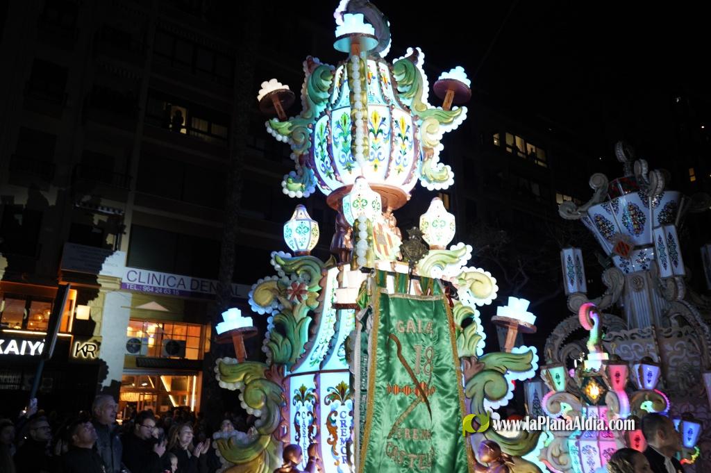 Castell? s'il?lumina amb l'Encesa de les Gaiates en una nit de llum i color