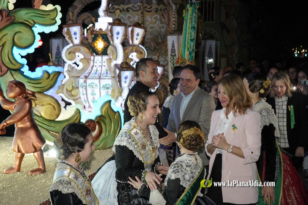 Castell? s'il?lumina amb l'Encesa de les Gaiates en una nit de llum i color