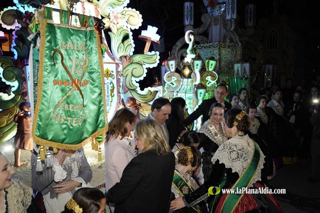 Castell? s'il?lumina amb l'Encesa de les Gaiates en una nit de llum i color