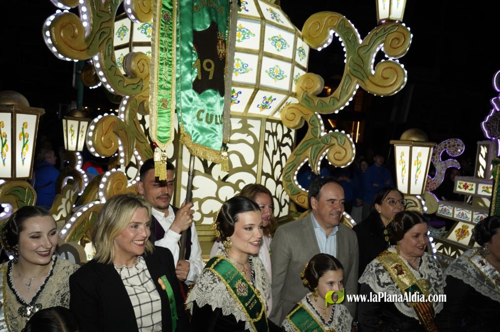 Castell? s'il?lumina amb l'Encesa de les Gaiates en una nit de llum i color