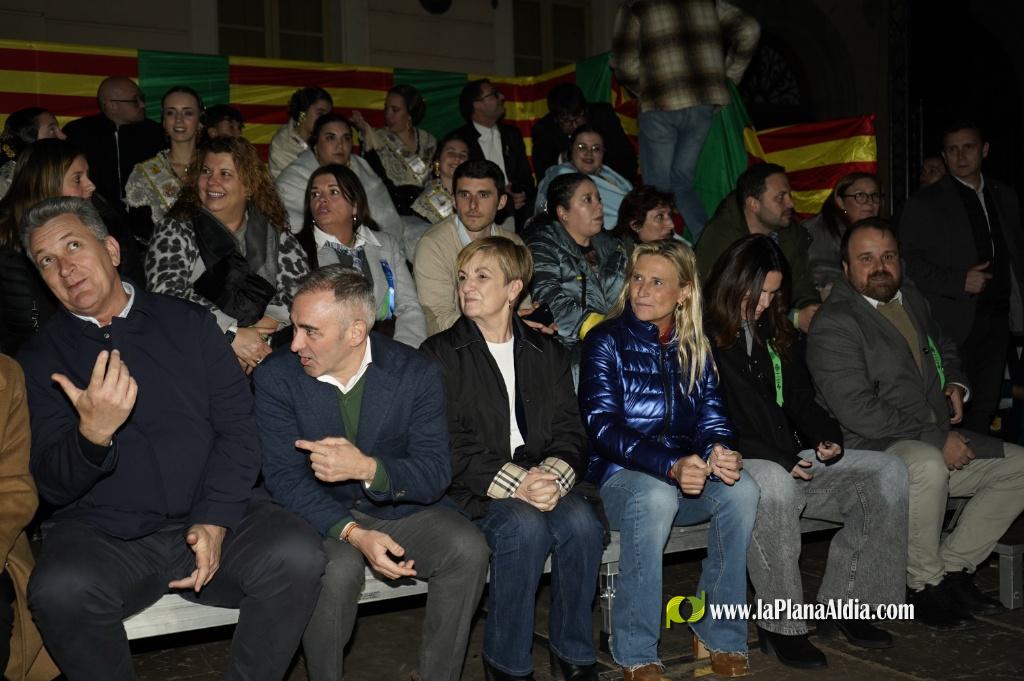 Castell? s'il?lumina amb l'Encesa de les Gaiates en una nit de llum i color