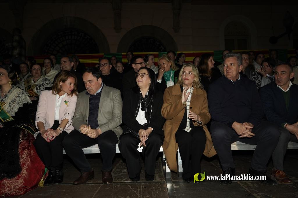 Castell? s'il?lumina amb l'Encesa de les Gaiates en una nit de llum i color