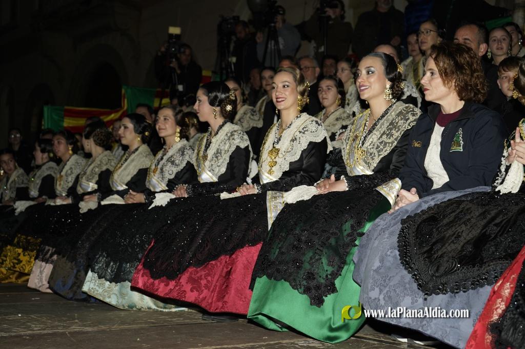Castell? s'il?lumina amb l'Encesa de les Gaiates en una nit de llum i color