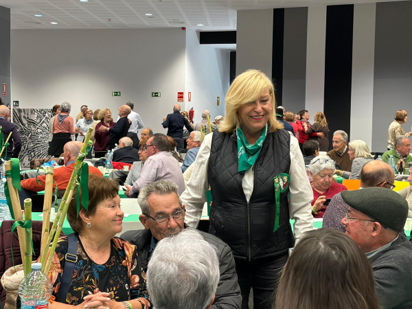 Castell� reuneix a m�s de 800 persones grans en un berenar massiu al Palau de la Festa