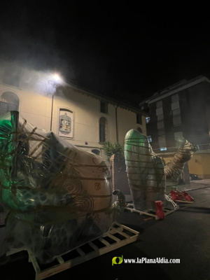 El Barri Val�ncia, el primero en sacar la falla a la calle