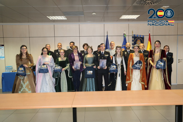 La Polic�a Nacional de Castell�n recibe la visita de Na Violant d'Hongr�a y la Germandat dels Cavallers de la Conquesta