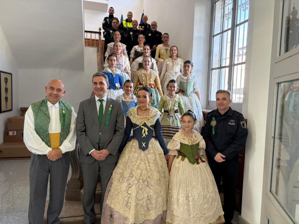 Las Reinas de las Fiestas visitan la Polic�a Local y Bomberos de Tetuan XIV para conocer su labor