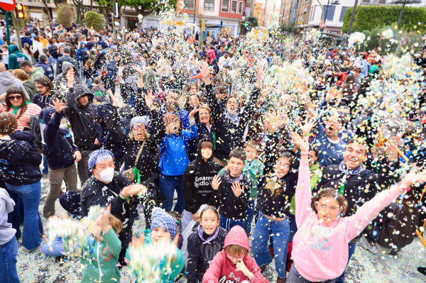 Castell�n se llena de color y sonrisas con el Coso Multicolor: 5.500 kilos de confeti y 360 participantes