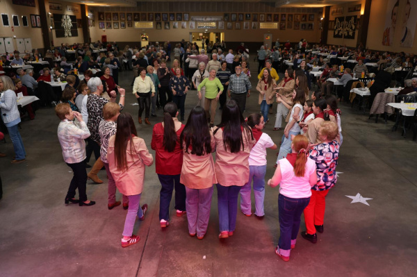 Burriana organiza una tarde para los mayores con merienda y baile en la Llar Fallera
