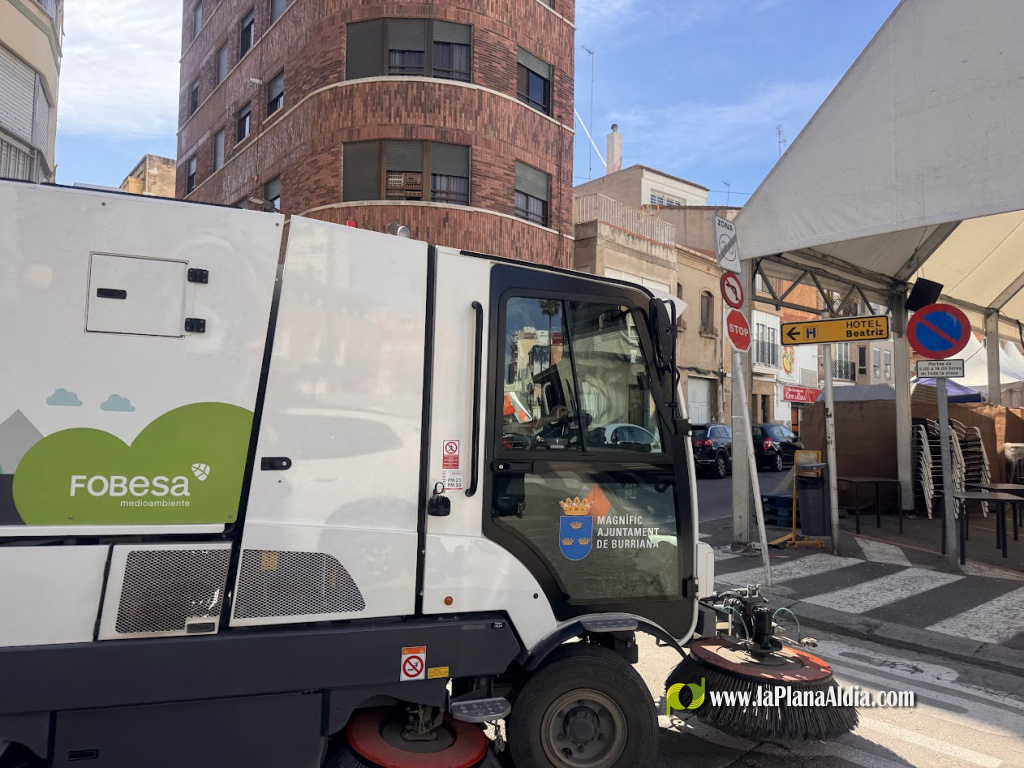 Burriana refuerza la limpieza para las Fallas con un operativo de 33 profesionales