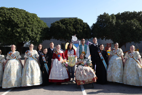 Las Reinas Falleras de Burriana visitan los monumentos falleros de los centros educativos
