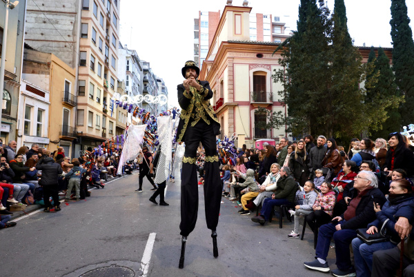 castellon-celebra-sus-fiestas-con-el-desfile-internacional-de-animacion-y-800-participantes