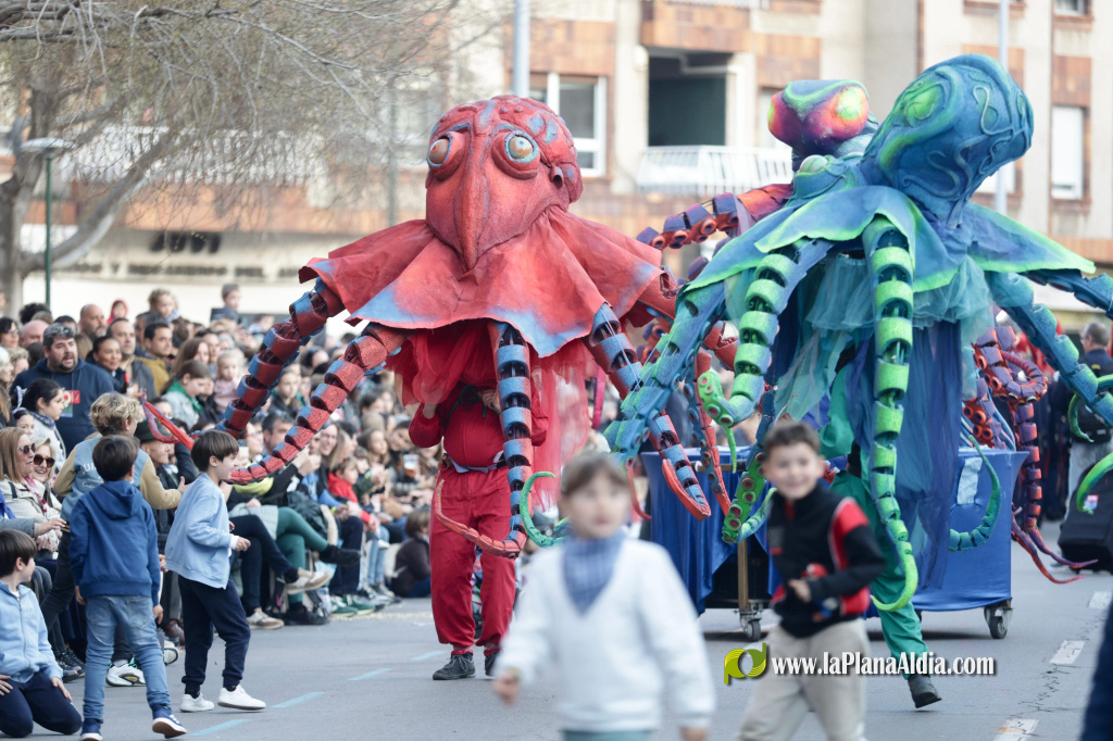 Castell� celebra les seues festes amb la Desfilada Internacional d'Animaci� i 800 participants