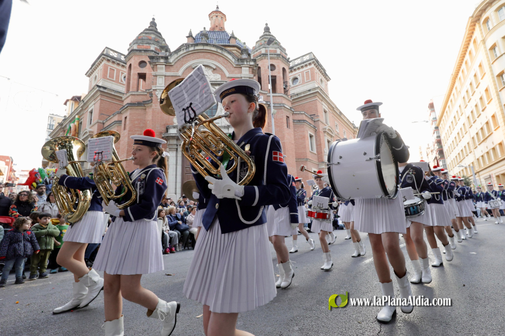 Castell� celebra les seues festes amb la Desfilada Internacional d'Animaci� i 800 participants